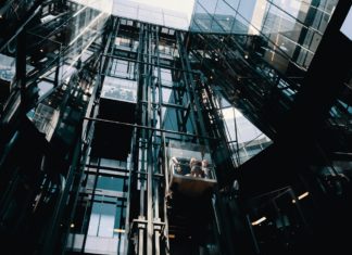 Top 10 beneficii ale integrării tehnologiei IoT în lifturile dintr-o clădire