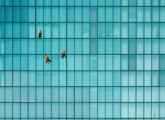 Care sunt cele mai bune metode de curățat ferestrele unui zgârie-nori