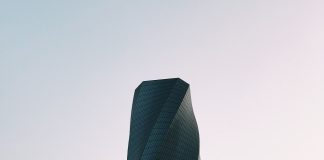 Turnul împletit United Tower, din Bahrain, a primit un nou sistem de ascensoare
