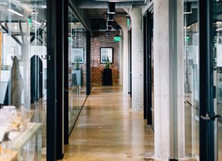 Beneficiile partițiilor modulare din sticlă